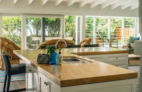 Boomerang Beach House | "Boomerang House" - private beach access