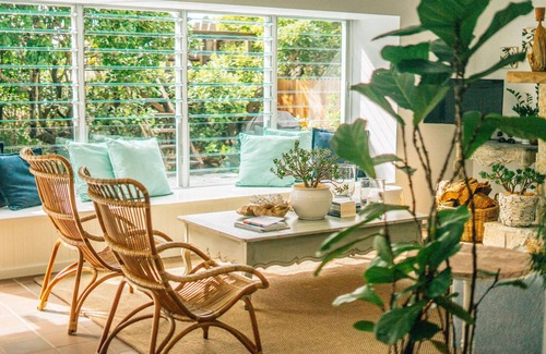 Boomerang Beach House | "Boomerang House" - private beach access
