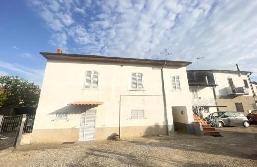 Le Piazze Apartment | Borghetto house with 4 bedrooms, parking and WiFi