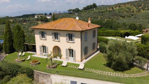 Lamporecchio Villa | Borgo degli Ulivi by VacaVilla