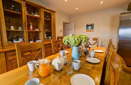 Llanfaethlu Apartment | Borthwen Farmhouse - a dog that sleeps 10 guests in 5 bedrooms