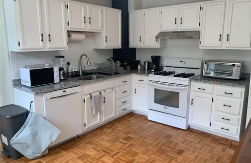 Ward Two Condo | Boston 2bd King Bed near Harvard, MIT, subway near Boston. On-site free Parking