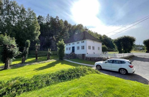 Risor Apartment | Bosvik Gård, nyrenovert leilighet i hovedhus fra 1756