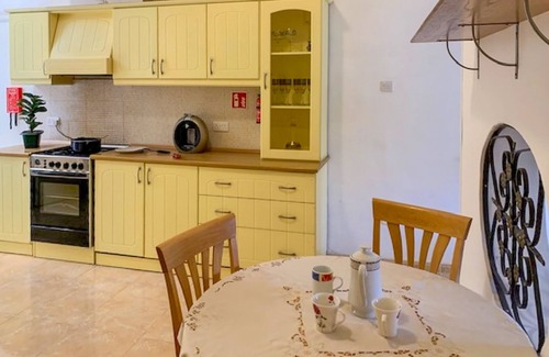 Cospicua House | Bougainvillea Breeze & Marina View, Cospicua, Malta