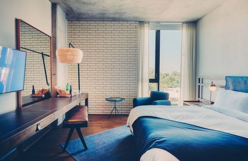 Travis Heights Hotel | Bouldin Room with City Views and King Pillowtop Bed