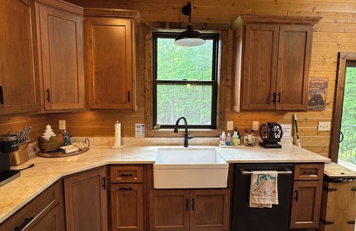 Townsend Cabin | Bourbon Bear ~ A Luxury Cabin ~ Rustic, Charming & Cozy in the Heart of Townsend