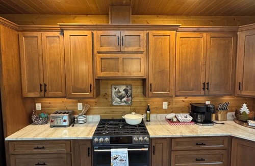 Townsend Cabin | Bourbon Bear ~ A Luxury Cabin ~ Rustic, Charming & Cozy in the Heart of Townsend