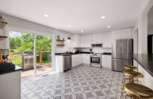 Frankfort Apartment | Bourbon Trail*River Views*Hot Tub*Sauna*EVSE*WiFi