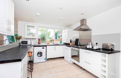 Poole House | BOURNECOAST: FAMILY FRIENDLY CHALET BUNGALOW WITH GARDEN AND PARKING - HB6189