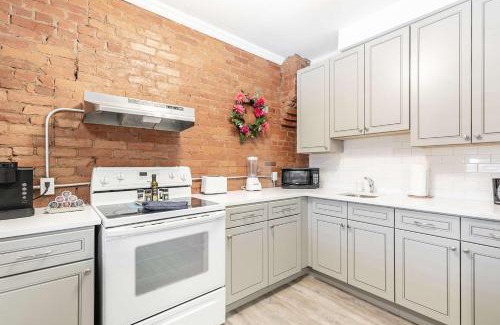 Central Hamilton Apartment | Boutique 2BR Apartment on James St North Sleeps 6