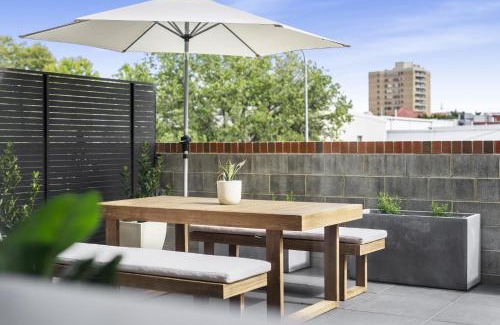 Kingston Apartment | Boutique Unit with Huge Terrace near Cafes & Shops