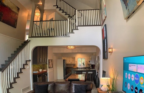 South Pandosy House | Boyce-Gyro Beach Retreat (Right across from the beach!)