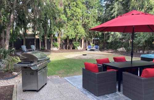 South Pandosy House | Boyce-Gyro Beach Retreat (Right across from the beach!)