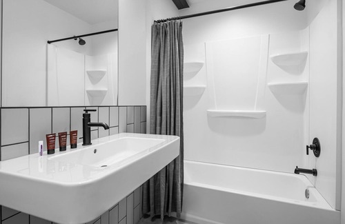 People's Freeway Hotel | Bposhtels SLC