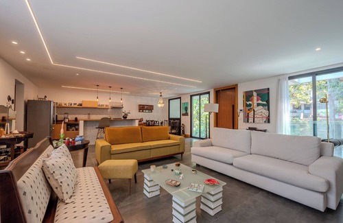 Barra da Tijuca Apartment | House-style apartment in Largo da Barra