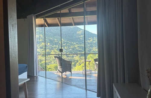 Canto dos Aracas House | Hillside Mountain Retreat