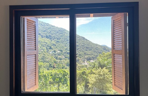 Canto dos Aracas House | Hillside Mountain Retreat