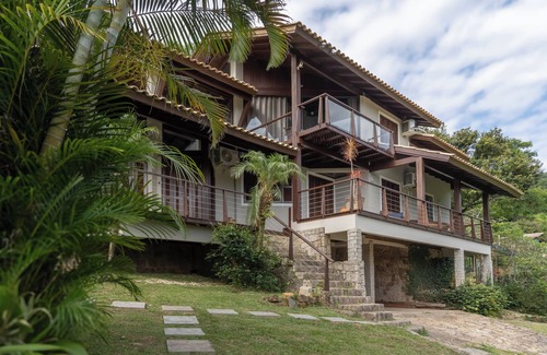 Canto dos Aracas House | Hillside Mountain Retreat