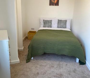 Town Apartment | BRAND NEW 2 bed flat plus living room for 7 people near from Chelsea Stadium with welcome breakfast