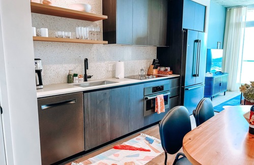 Rainey Street Historic District Condo | Brand New! 29th Floor Rainey St. Condo in Downtown Austin w/Rooftop Pool & Patio
