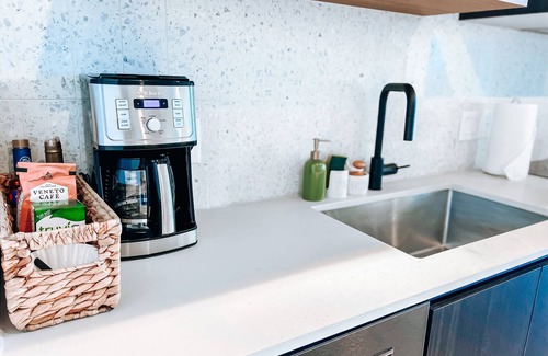 Rainey Street Historic District Condo | Brand New! 29th Floor Rainey St. Condo in Downtown Austin w/Rooftop Pool & Patio