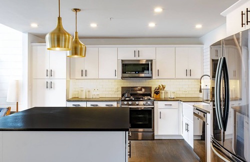 Hudson House | BRAND NEW 4 story home minutes from Warren St w/a King Suite!