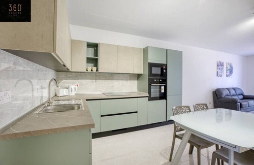 Gzira Apartment | Brand new central APT with strong WIFI & Comfy Bed