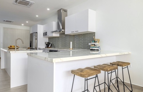 Malmok Villa | -Brand new -ocean view -private pool -steps to the beach!