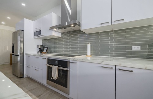 Malmok Villa | -Brand new -ocean view -private pool -steps to the beach!