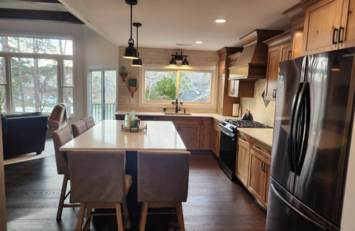 Salem House | Brand new waterfront lake house on the leisure trail in Keowee Key!