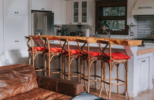 Upper Squamish House | Breath Taking Glacier Views on a Pristine Acreage in Sought out Squamish Valley