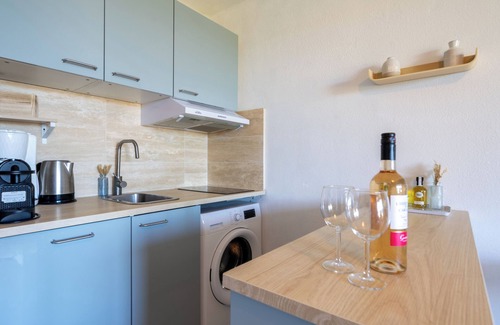 Saint-Mandrier-sur-Mer Condo | Breathtaking sea view,T3, for 6 , pool, parking