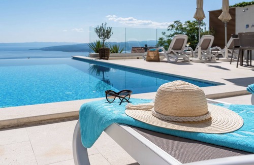 Bast Villa | Breathtaking luxury villa 400m2 Amazing View Infinity Pool Whirlpool Sauna