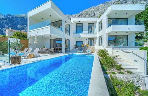 Bast Villa | Breathtaking luxury villa 400m2 Amazing View Infinity Pool Whirlpool Sauna