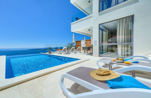 Bast Villa | Breathtaking luxury villa 400m2 Amazing View Infinity Pool Whirlpool Sauna
