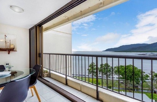 Cairns Apartment | ❤️Breathtaking Ocean & Mountain View Apt in CBD❤️