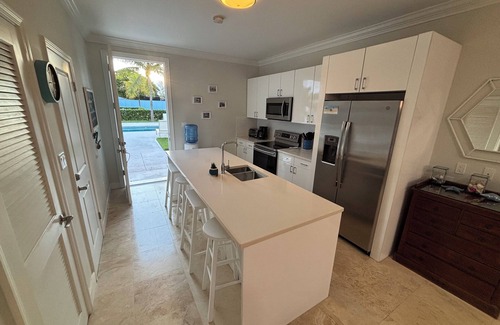 Palm Cay Condo | Breathtaking Pool Front 3-Bedroom Condo, Just 8-Min Walk to Pristine Beach!