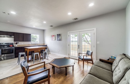 Comfort House | Breathtaking Texas Hill Country Getaway on 10 Acres for Everyone - Sleeps 16
