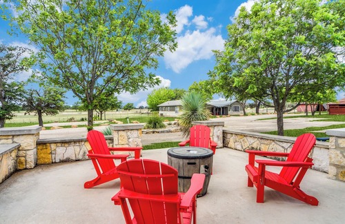 Comfort House | Breathtaking Texas Hill Country Getaway on 10 Acres for Everyone - Sleeps 16