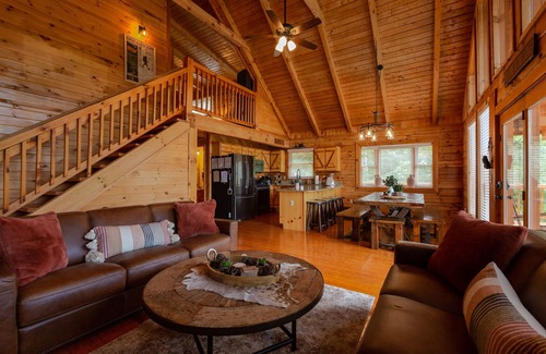 Gatlinburg - Pigeon Forge Cabin | Breathtaking Views! New Hot Tub~Game Room~3 King Beds~Close to Cades Cove