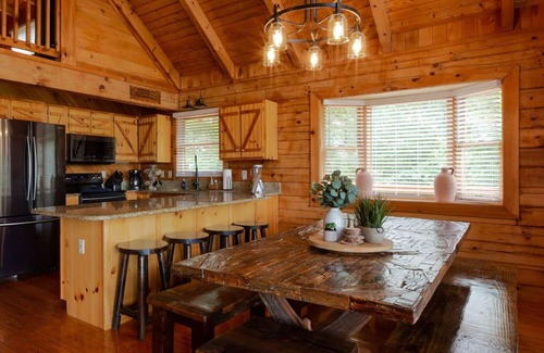 Gatlinburg - Pigeon Forge Cabin | Breathtaking Views! New Hot Tub~Game Room~3 King Beds~Close to Cades Cove