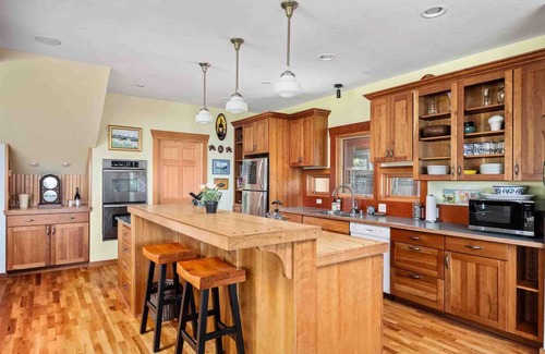 White Salmon House | Breathtaking Views of Mt. Hood and Columbia Gorge, Huge Deck, Shuffleboard, Ping Pong, Trampoline