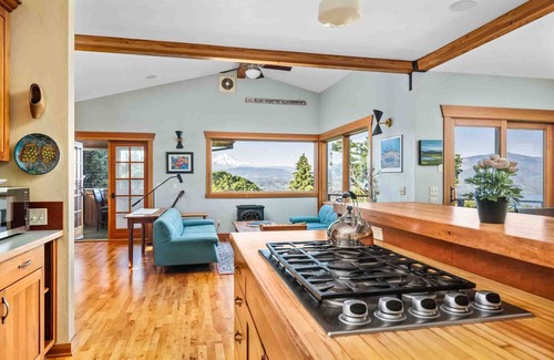 White Salmon House | Breathtaking Views of Mt. Hood and Columbia Gorge, Huge Deck, Shuffleboard, Ping Pong, Trampoline