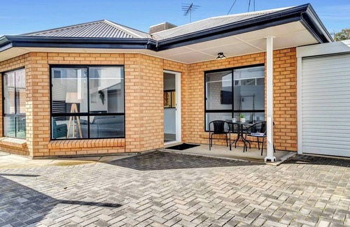 Port Noarlunga Cottage | Breezy B on the Esplanade with Direct Beach Access