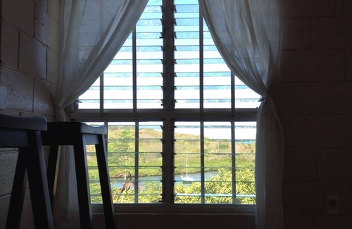 Seatons Village House | Breezy Hillside House with Pool Access