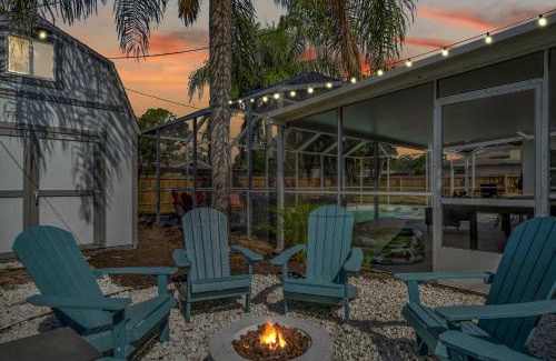 Largo House | Breezy Pineapple, Heated Pool, Sleeps 12, Putting Green
