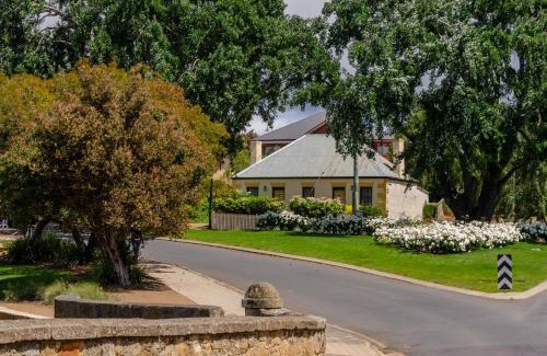 Richmond Apartment | BRIDGE COTTAGES Sargeants & Armoury Cottages 1823 - HISTORY & CHARM