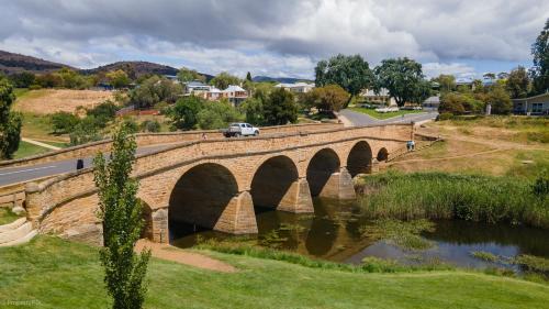 Richmond Apartment | BRIDGE COTTAGES Sargeants & Armoury Cottages 1823 - HISTORY & CHARM