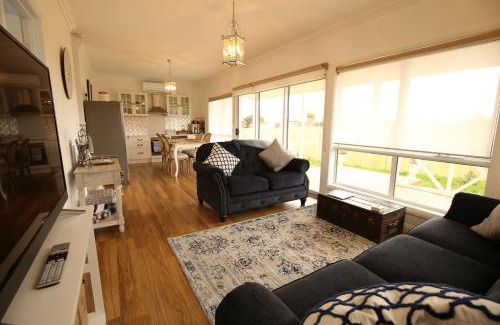 Richmond Villa | Bridgecroft Villa - French Provincial in Richmond with spa