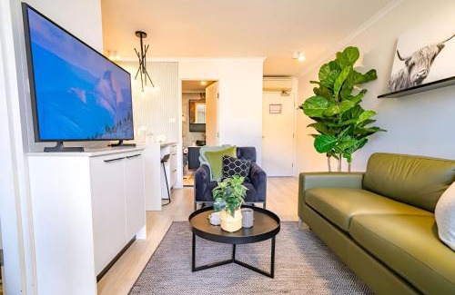 Chippendale Apartment | Bright 1BR with On-Site Gym I Sauna I Pool and Parking